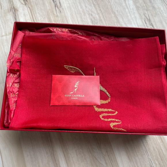 Signature René Caovilla sparkle and craftsmanship - Picture 3 of 5